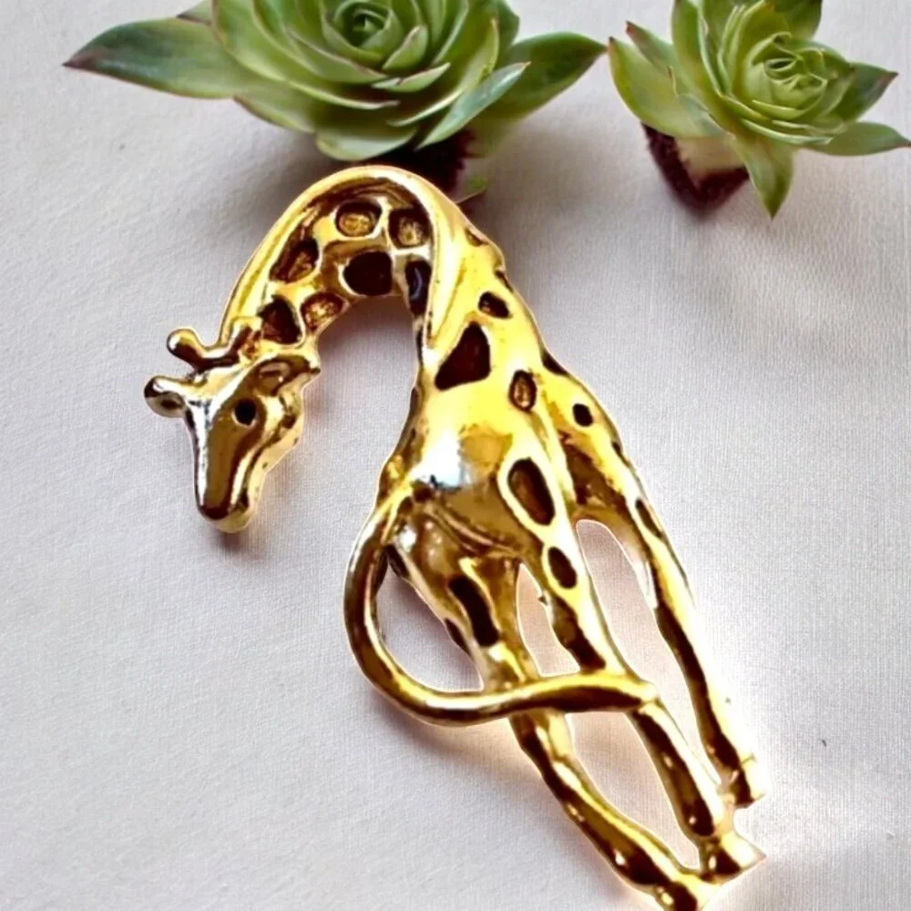 GIRAFFE Goldtone Pin Brooch with Inlaid Brown Stones Fashion Jewelry